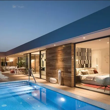 וילה Luxury Rebeka - Heated Pool And Jacuzzi אדחה